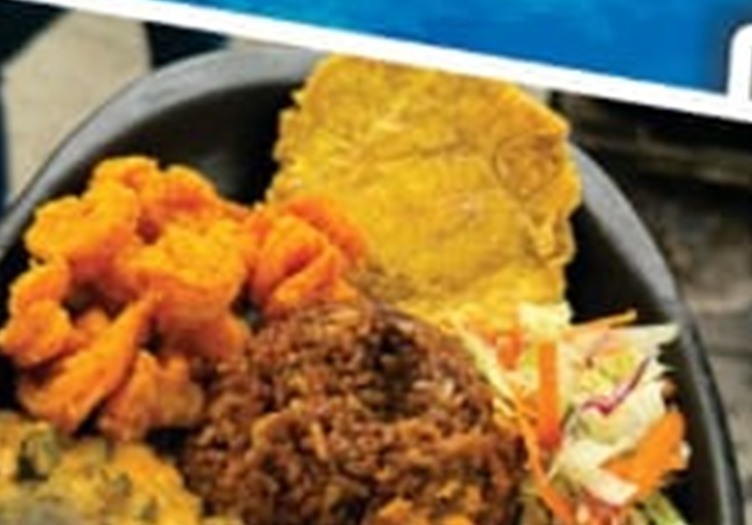 Plato mixto de mariscos de La'Mar: camarones apanados, patacón, arroz con coco y ensalada